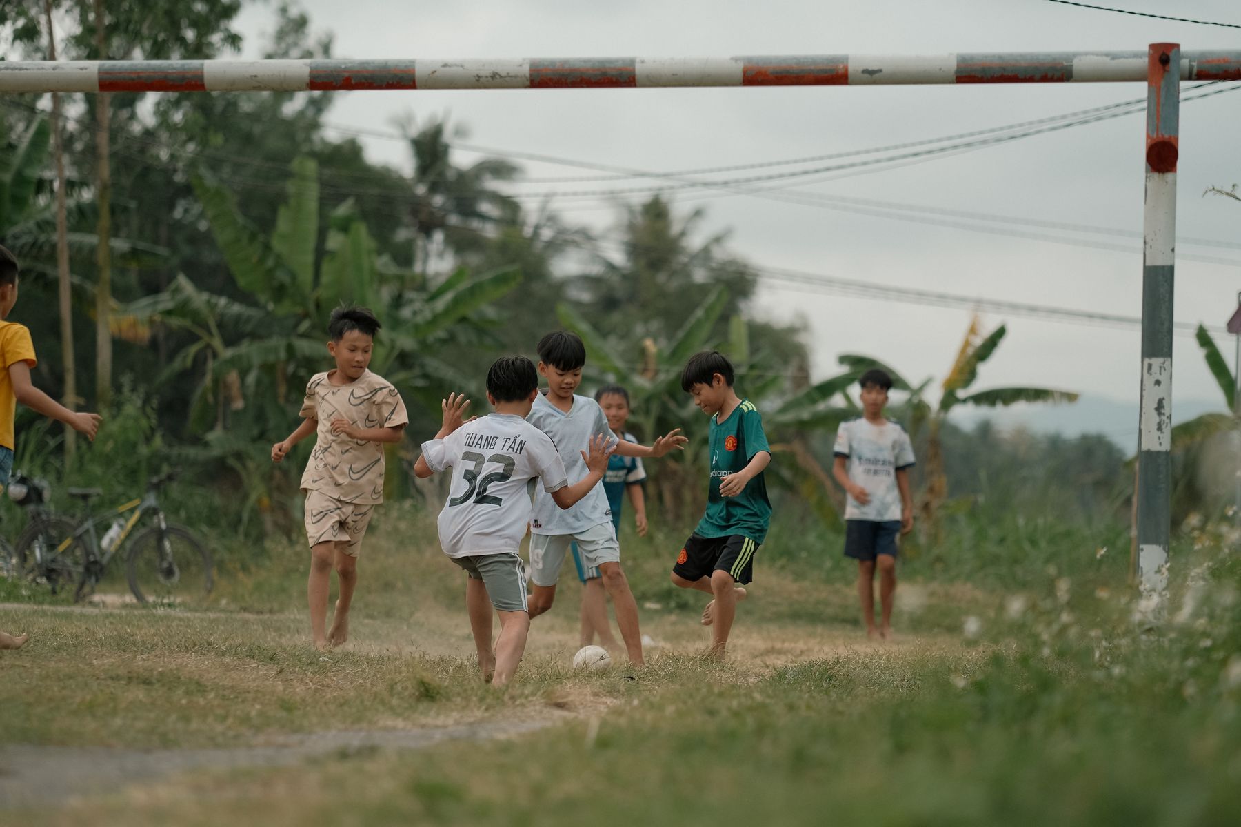 Enfants pratiquant un sport collectif en extérieur