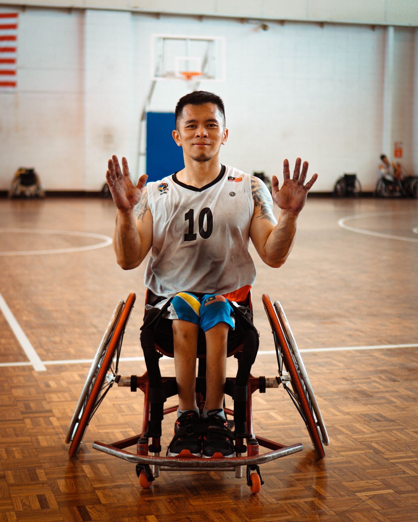 Portrait d'un joueur de basketball en fauteuil roulant